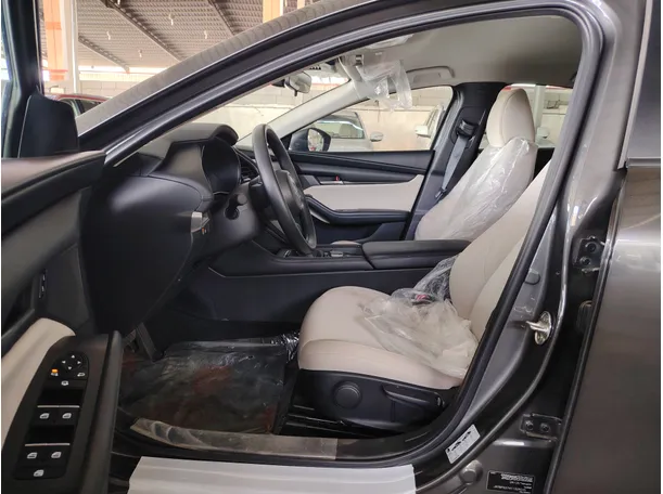 Car image 12