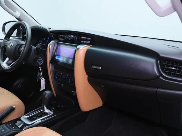 Car image 10
