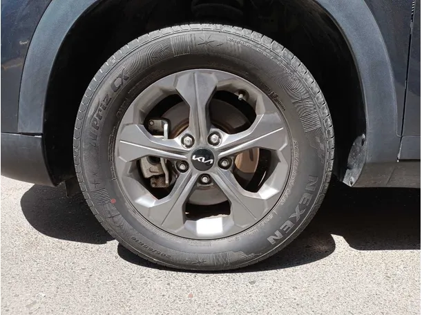 Car image 9