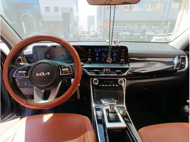 Car image 14