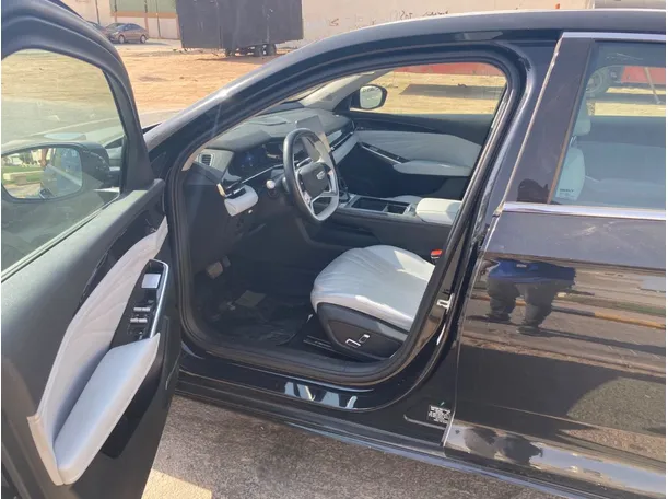 Car image 11