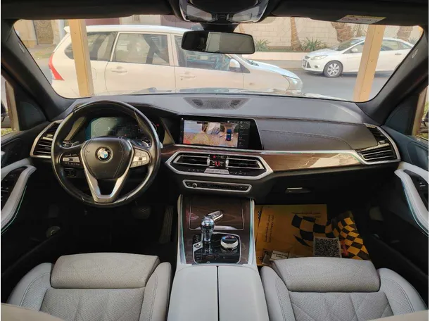 Car image 19