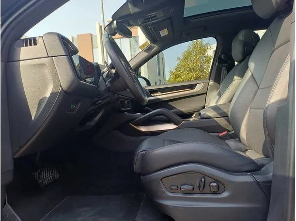 Car image 12