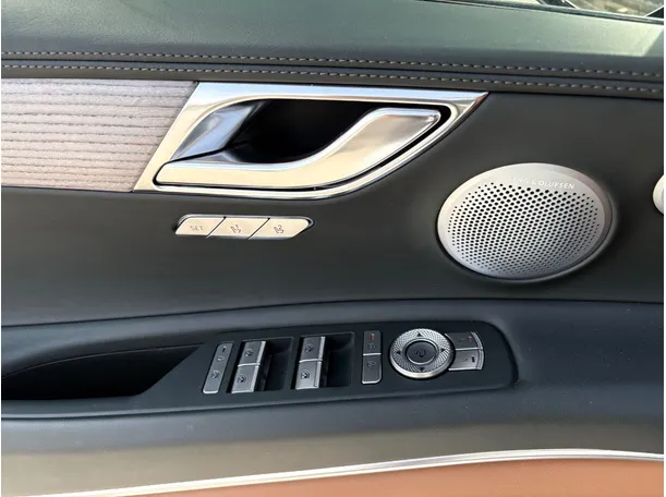 Car image 26