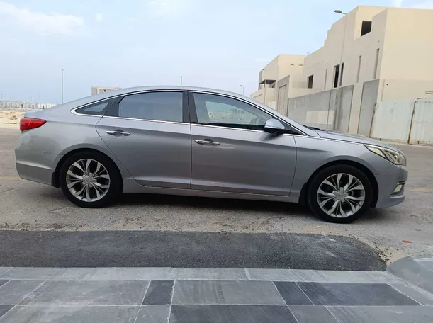 Car image 4