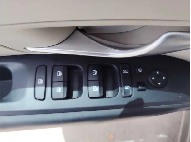 Car image 26