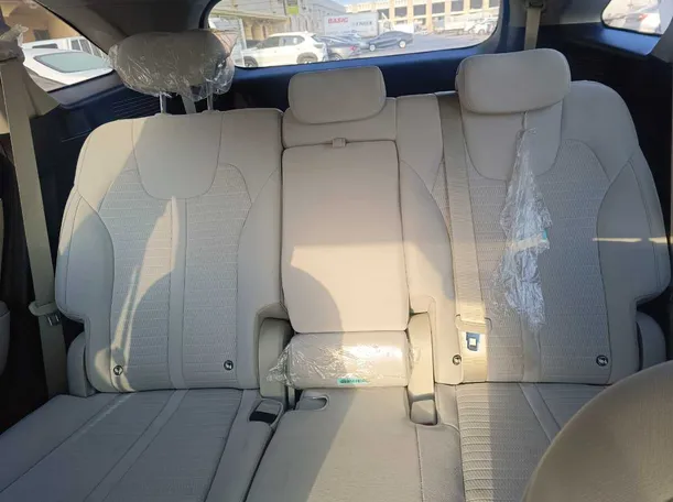Car image 16