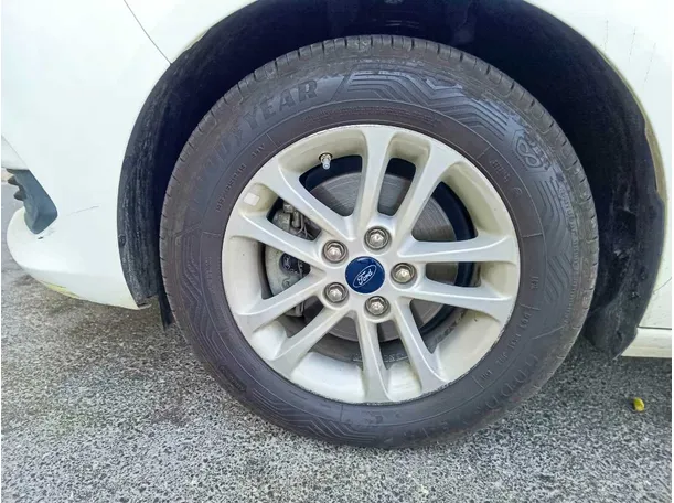Car image 10
