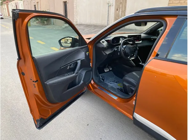 Car image 10