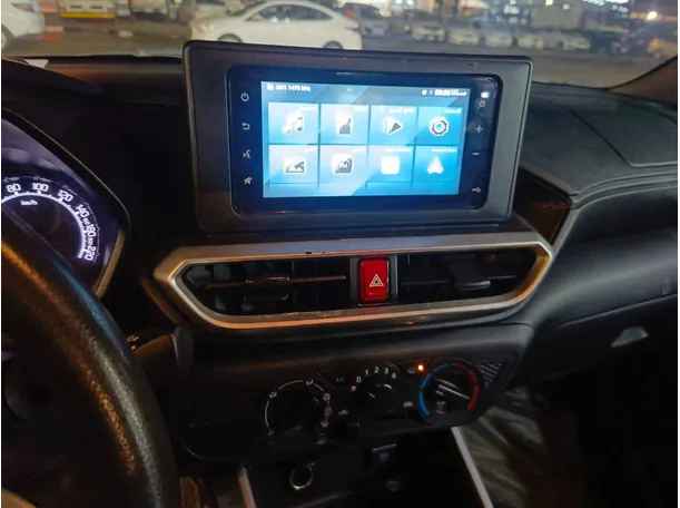Car image 12