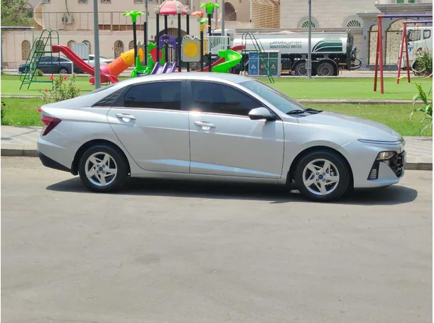 Car image 4