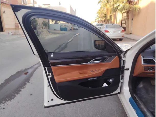 Car image 10