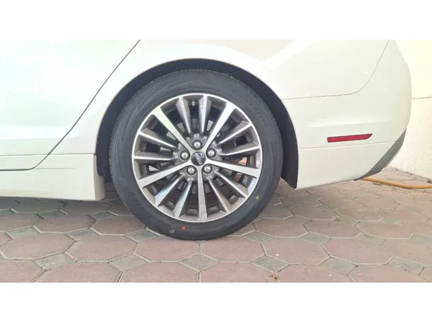 Car image 9