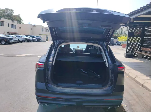 Car image 30