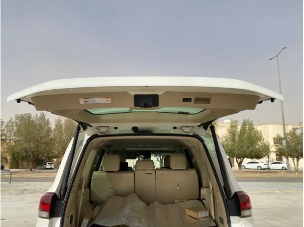Car image 23