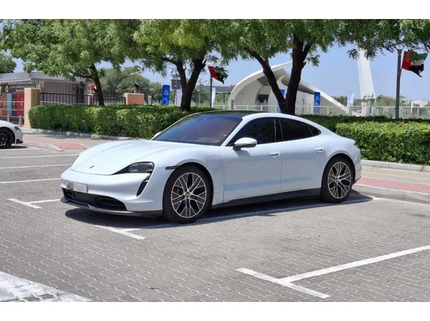 2021 بورش تايكان في دبي