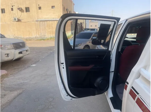 Car image 14