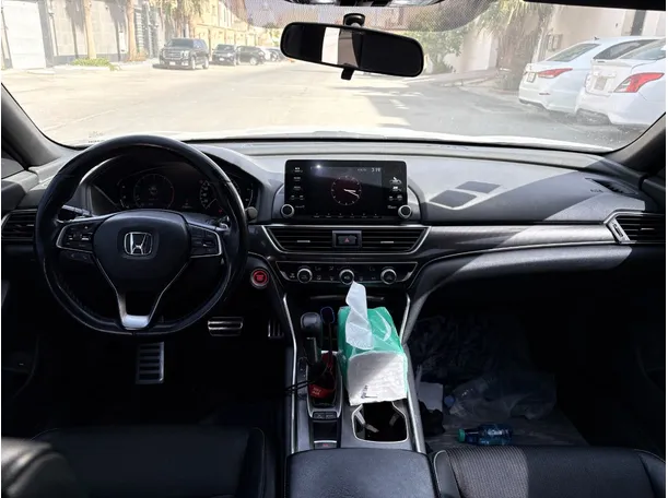 Car image 18