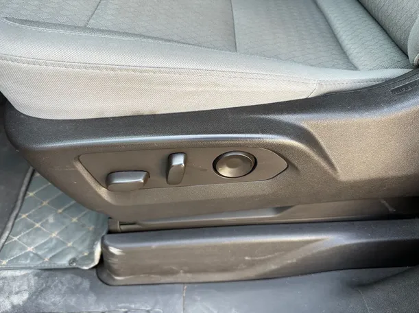 Car image 26