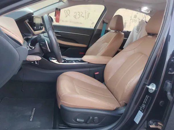 Car image 12