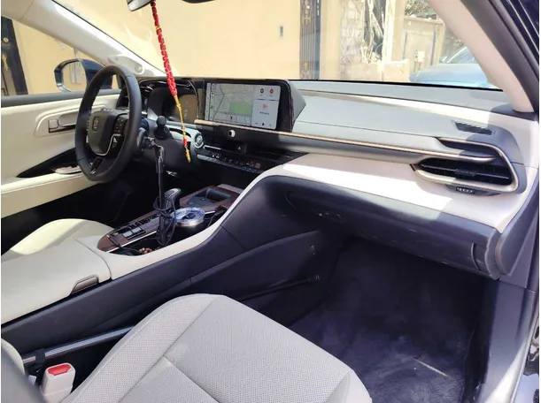Car image 14