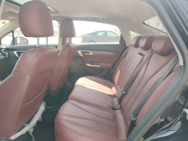 Car image 18