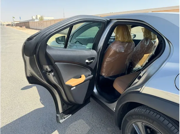 Car image 13