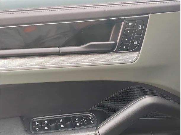 Car image 32