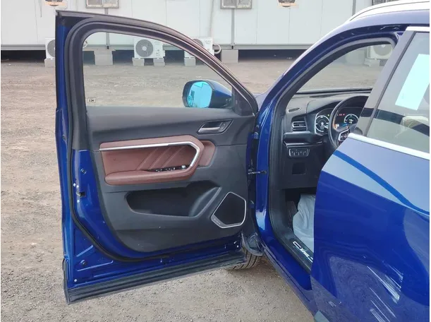 Car image 11