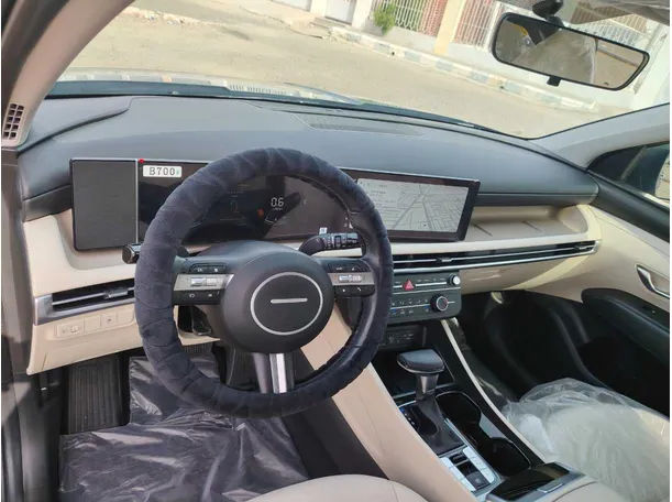 Car image 13