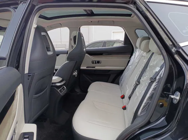 Car image 13