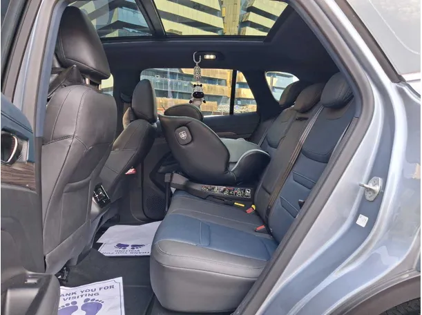 Car image 13