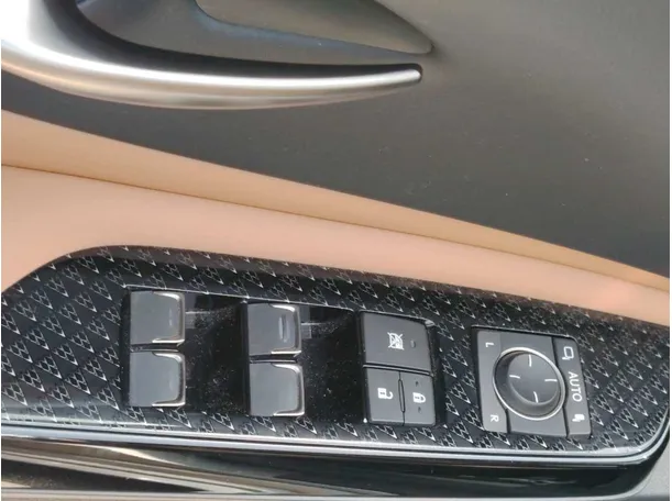 Car image 26