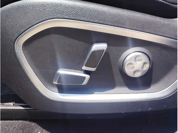 Car image 27