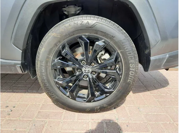 Car image 9