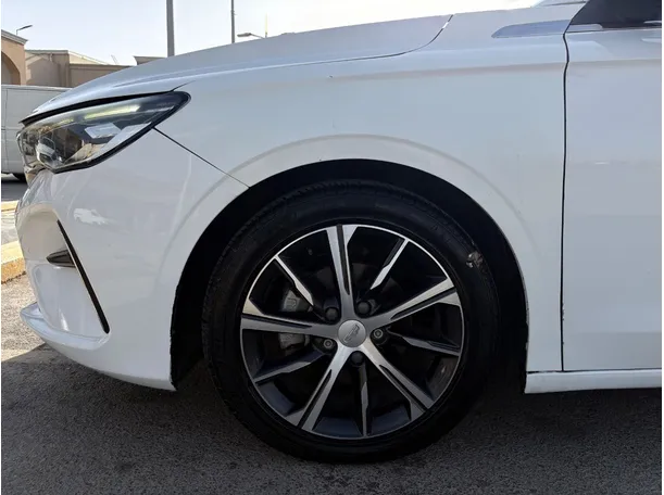 Car image 9