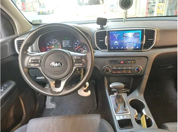 Car image 16