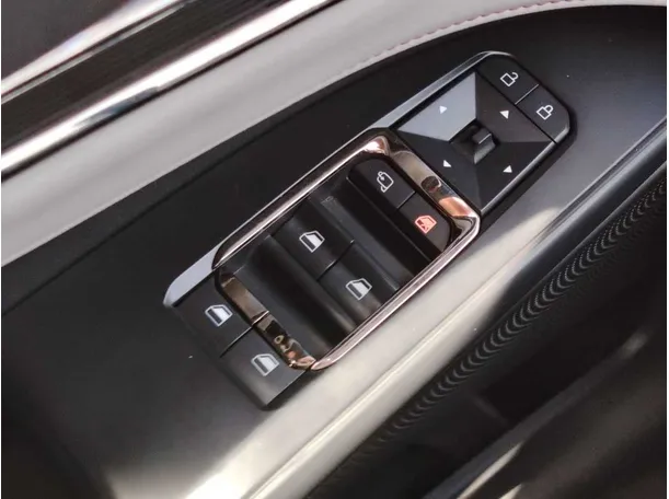 Car image 29