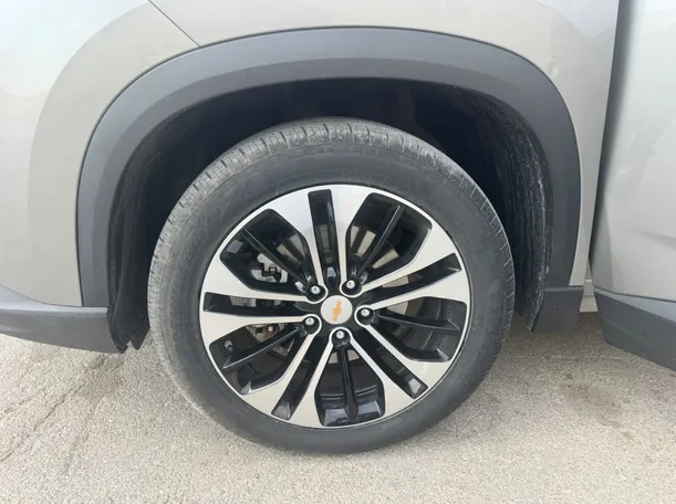 Car image 9