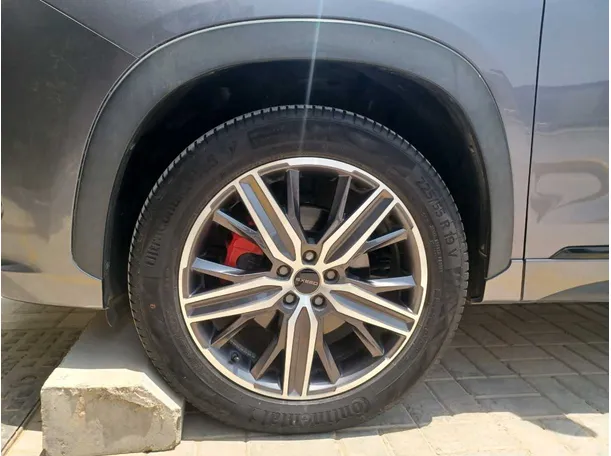 Car image 9