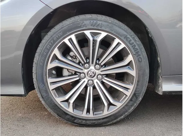Car image 10