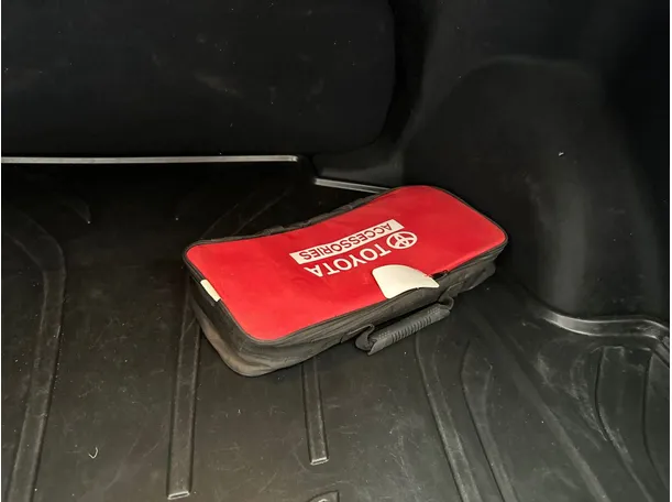 Car image 16