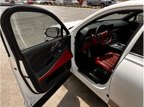 Car image 11