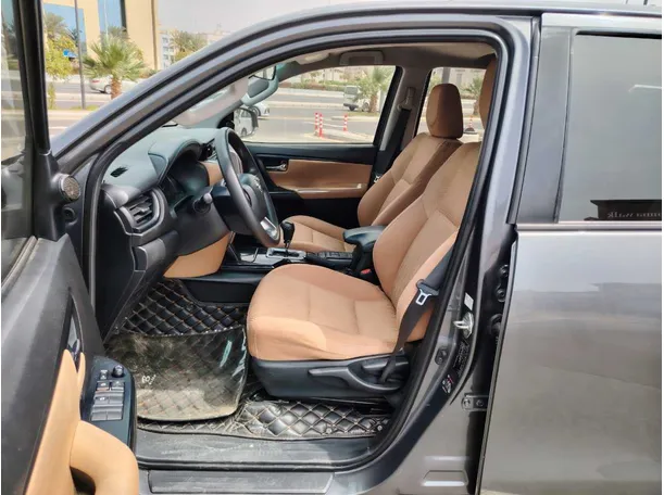 Car image 12