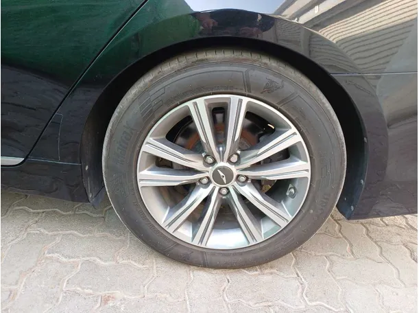 Car image 9