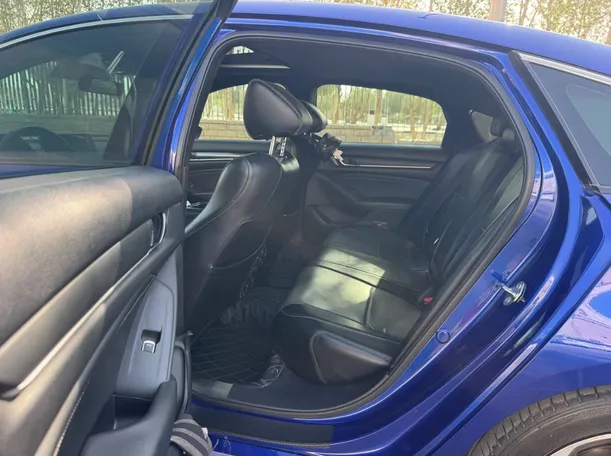 Car image 13