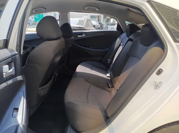 Car image 13