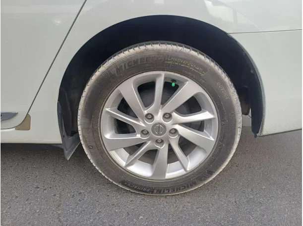 Car image 8