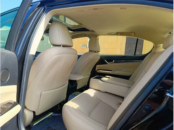 Car image 18