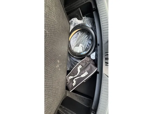 Car image 27